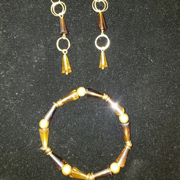 Handcrafted earrings and bracelet set. - Picture 2 of 4